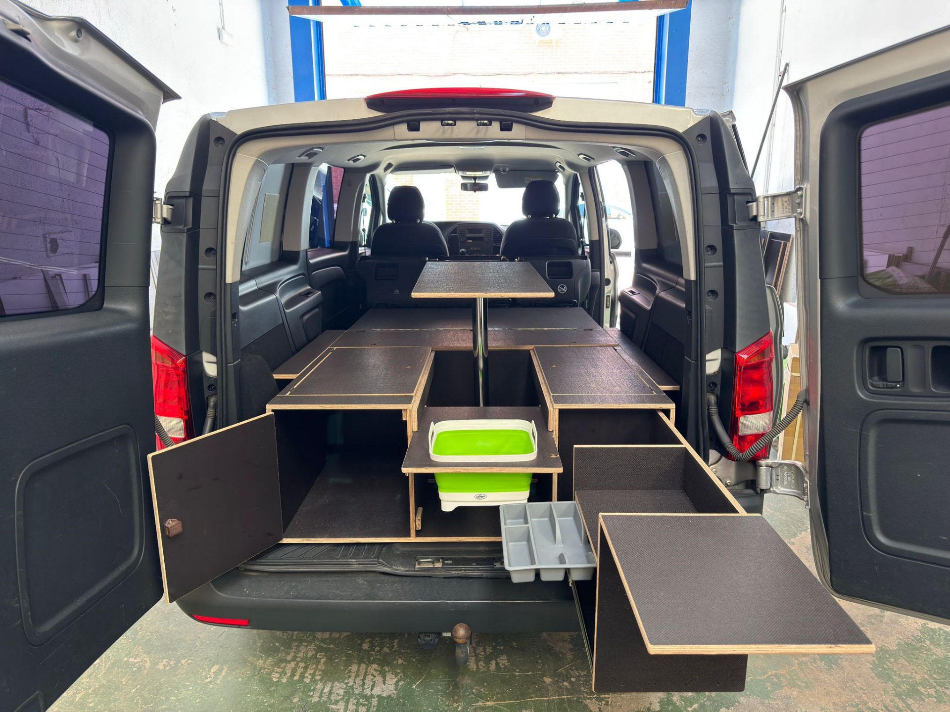 Détail des finitions en contreplaqué phénolique HPL foncé sur un kit meuble camper haut de gamme