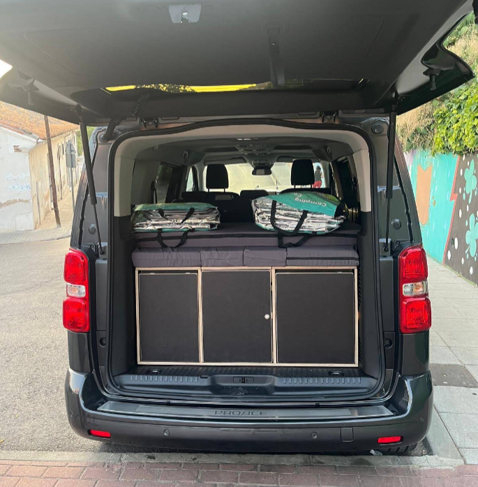 Peugeot Traveller aménagé avec lit 185–190 cm et pack matelas sur mesure New Design gris foncé