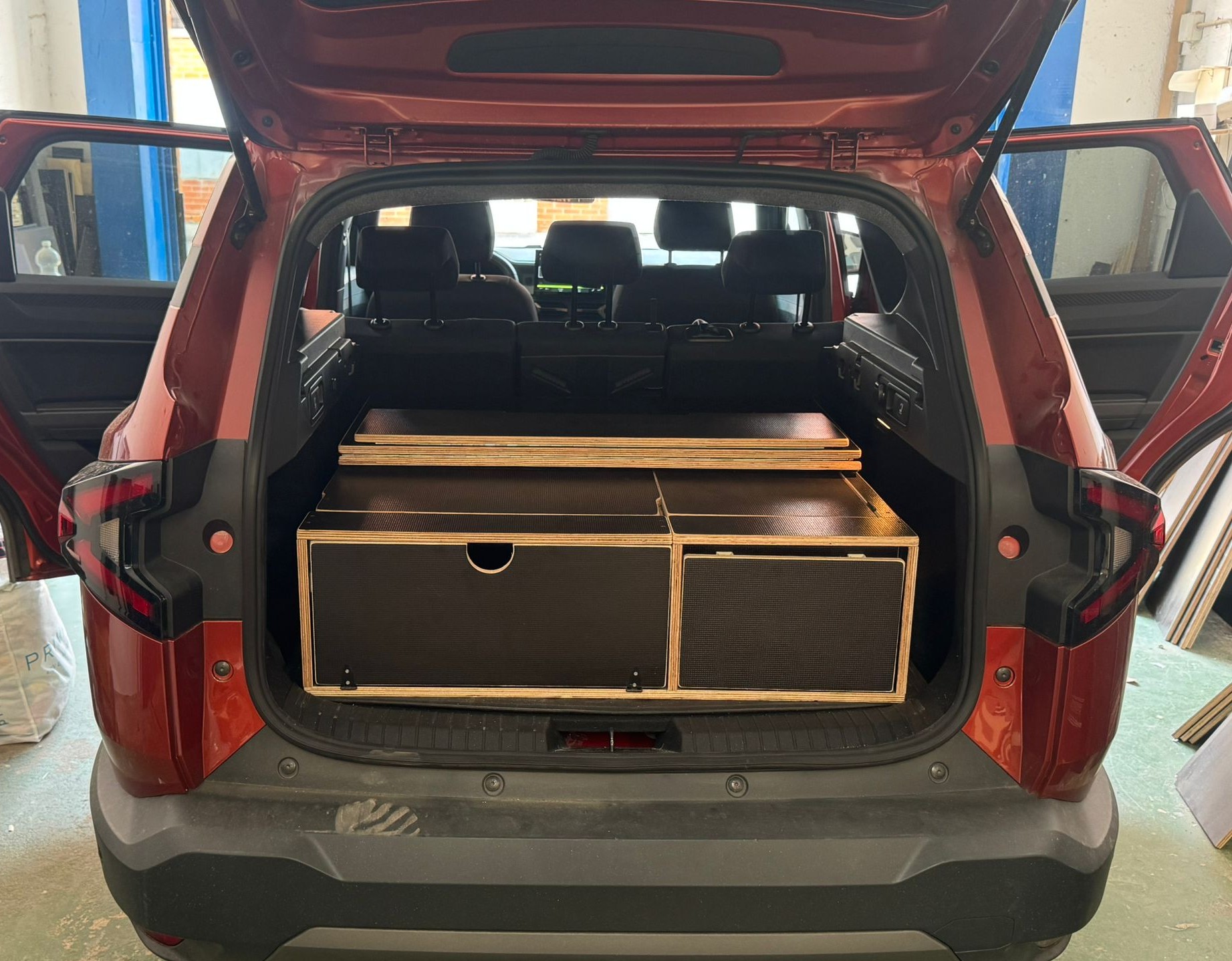 Camperizar Dacia Bigster en minutos: módulo plegado en maletero y uso diario con 5 plazas