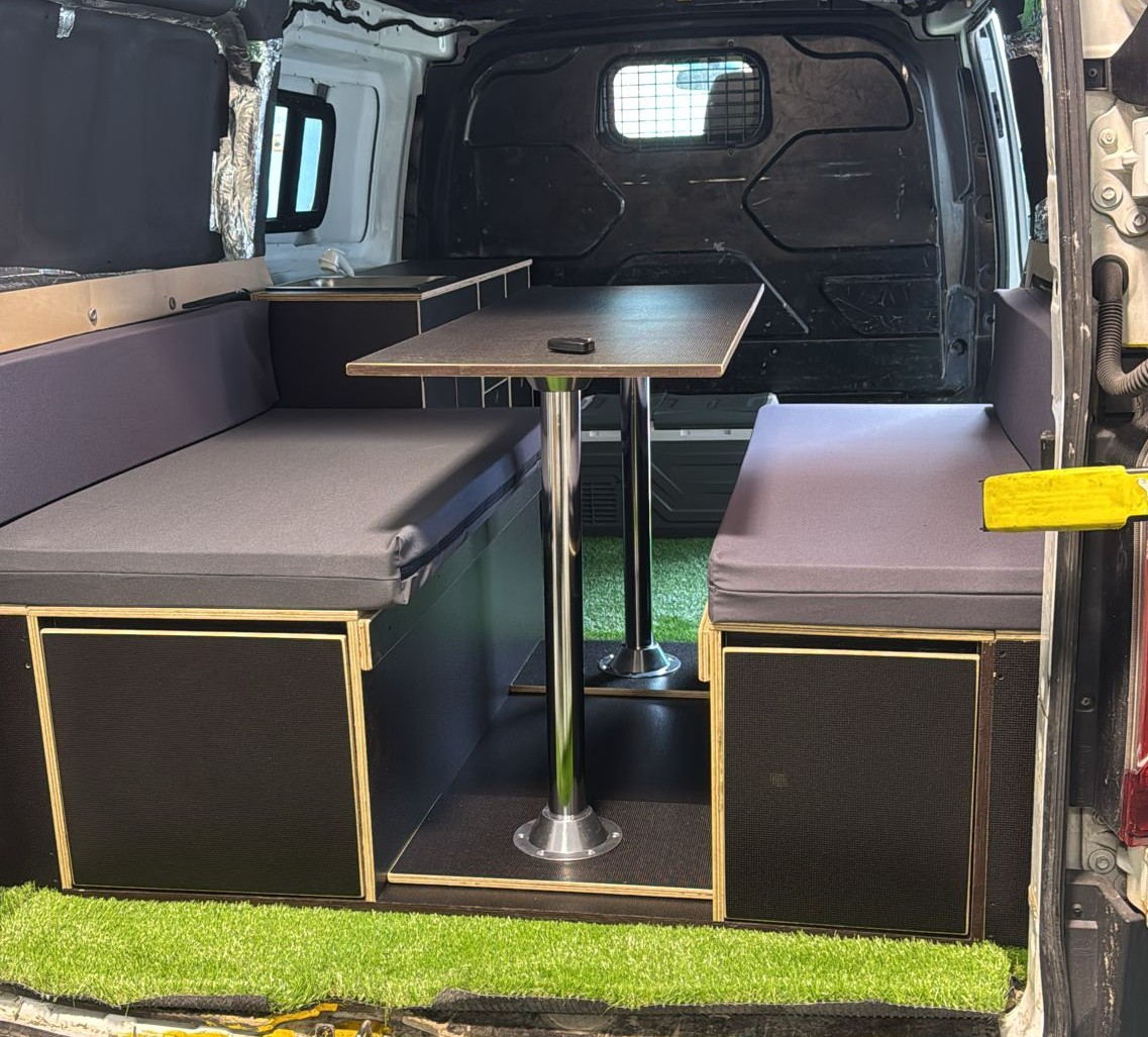 Tourneo Custom aménagé – lit 185–190 cm avec pack matelas sur mesure New Design