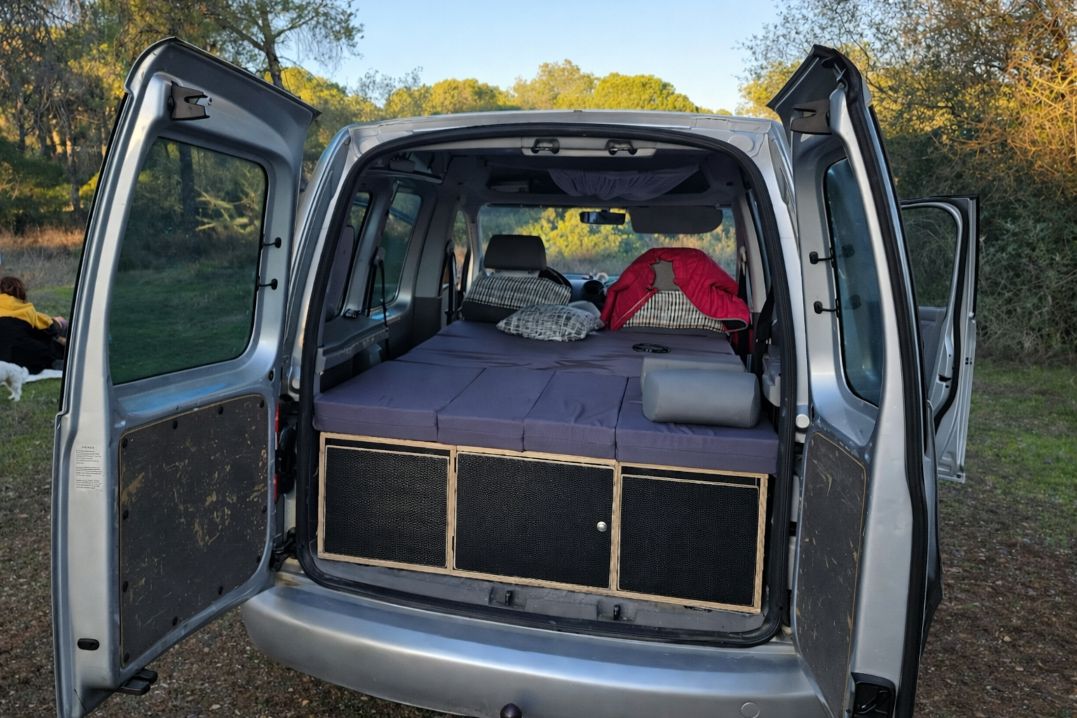 Kit Mueble Camper Volkswagen Caddy quita y pon plegado en el maletero con bandeja original y visibilidad trasera