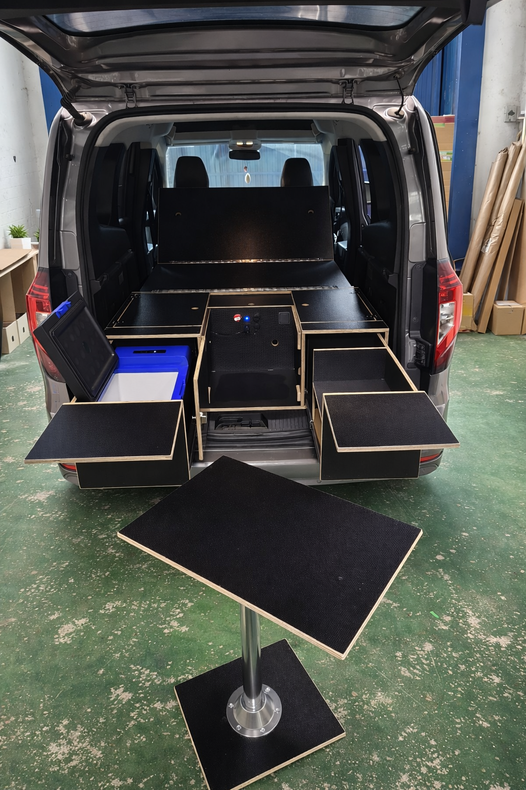 Kit mueble camper VW Caddy Normal quita y pon, cama 187 cm, cocina trasera con cajón Campingaz y 5 plazas para uso diario