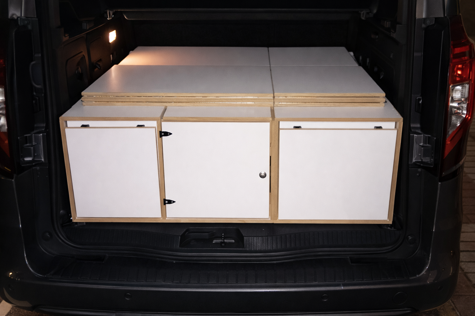 Camperizar Nissan Townstar en minutos: módulo plegado en maletero y 5 plazas para uso diario