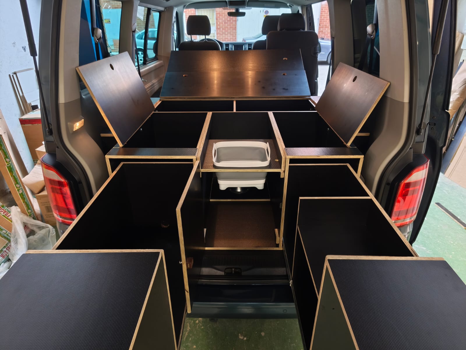 Mueble Camper VW T5 Caravelle con almacenaje y módulos laterales para pasos de rueda
