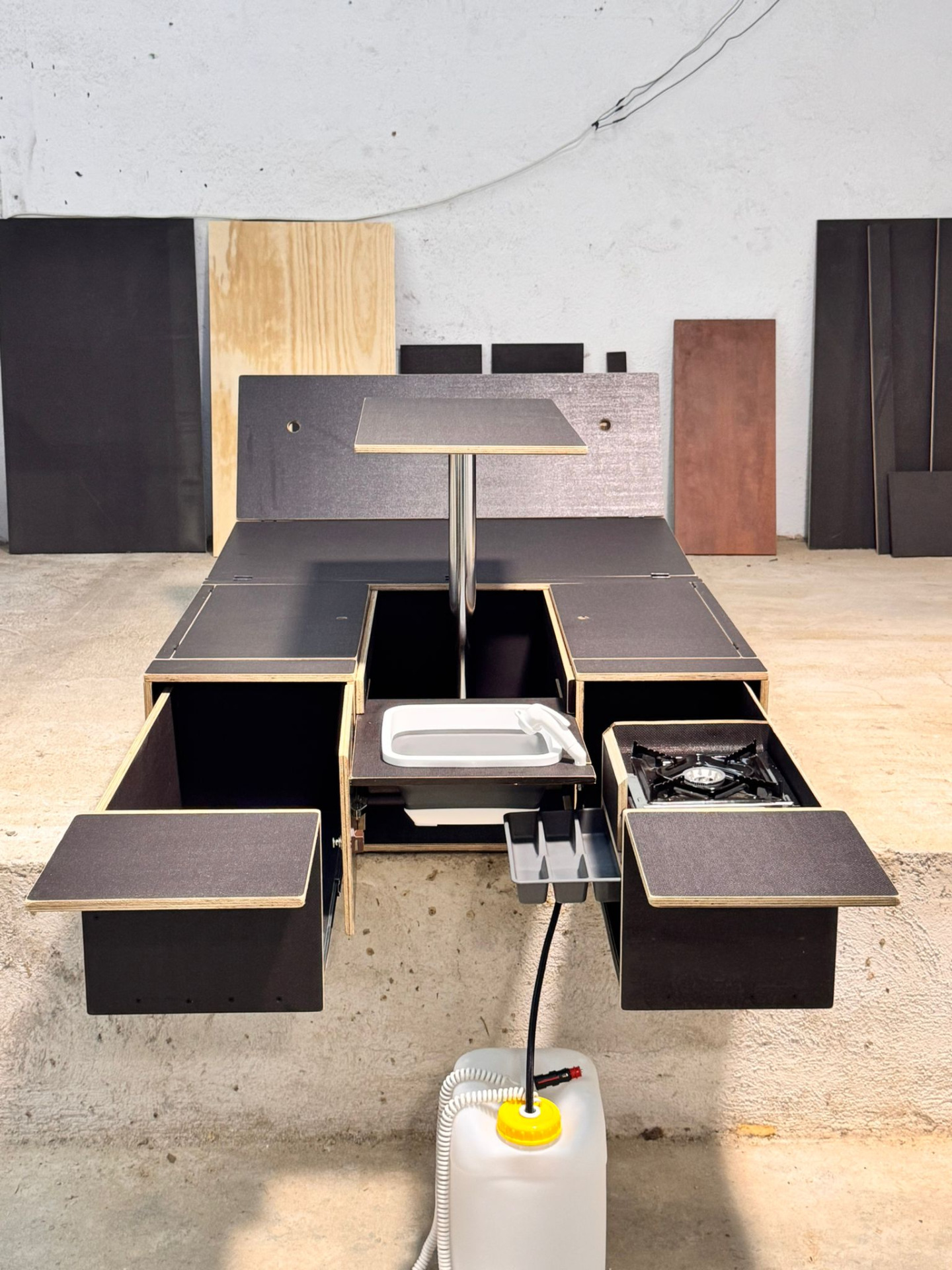 Camperización Peugeot Partner con cocina trasera: cajón extraíble para hornillo Campingaz y baúl independiente