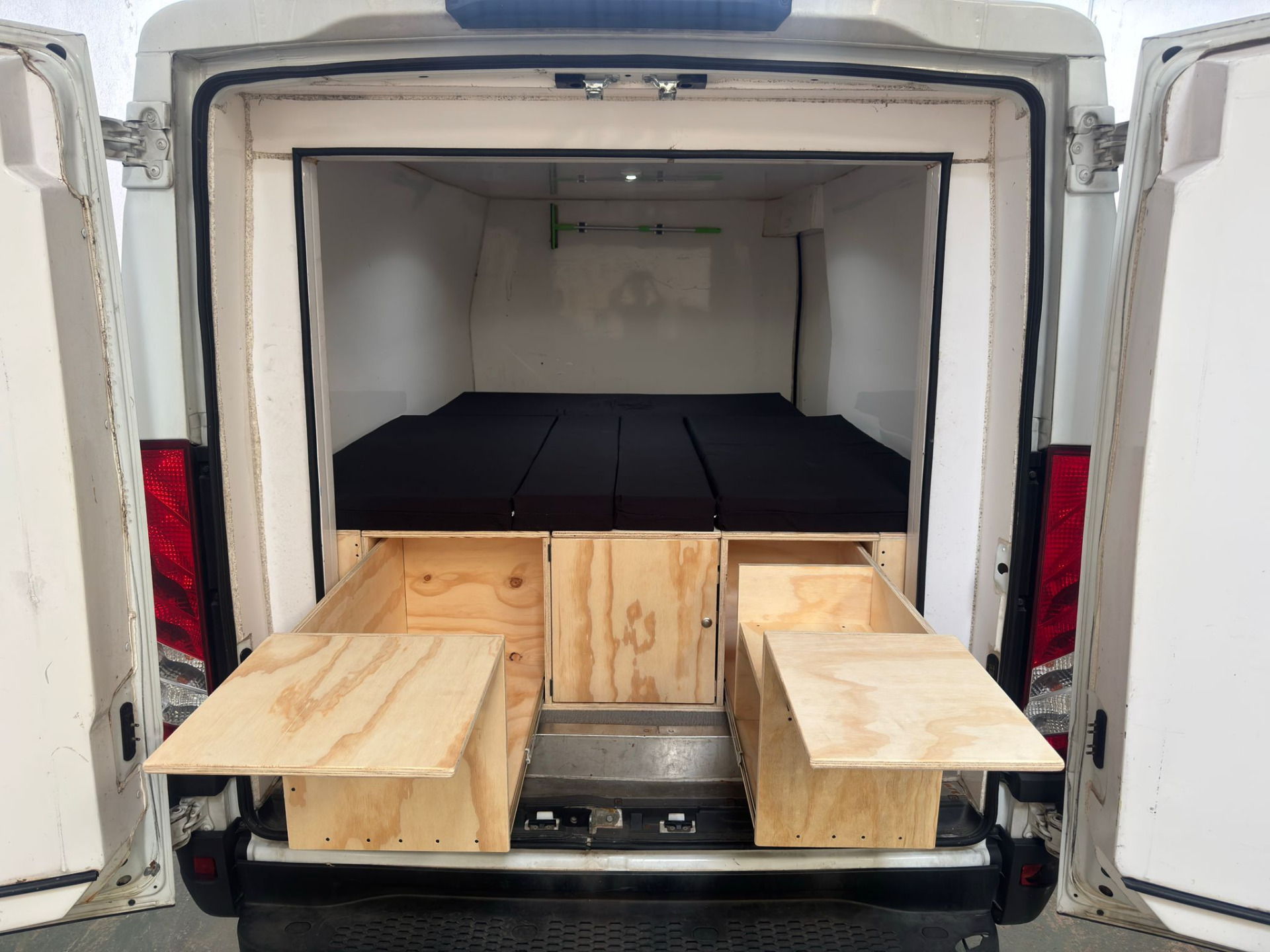 Opel Movano aménagé – lit 185–190 cm avec pack matelas New Design gris foncé sur mesure