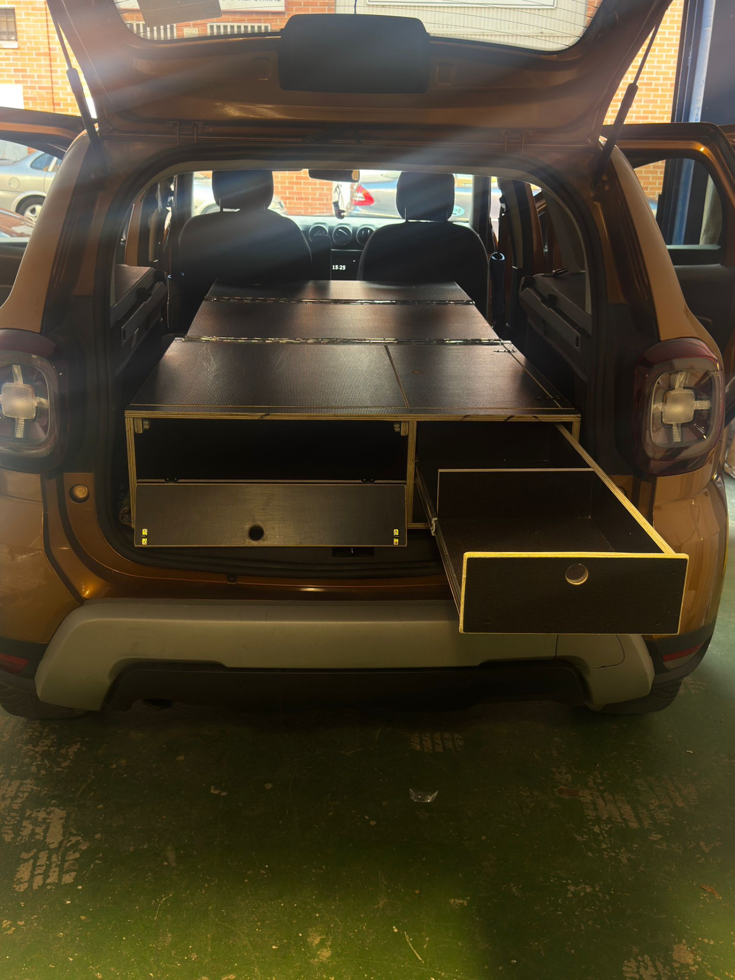 Tiroir cuisine coffre – réchaud type Campingaz + rangements, table utilisable à l’extérieur hayon ouvert