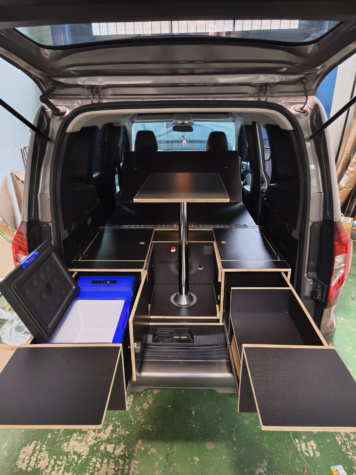 Camperización Ford Tourneo / Transit Connect estable: reparto de peso y protección de asientos en 3 apoyos