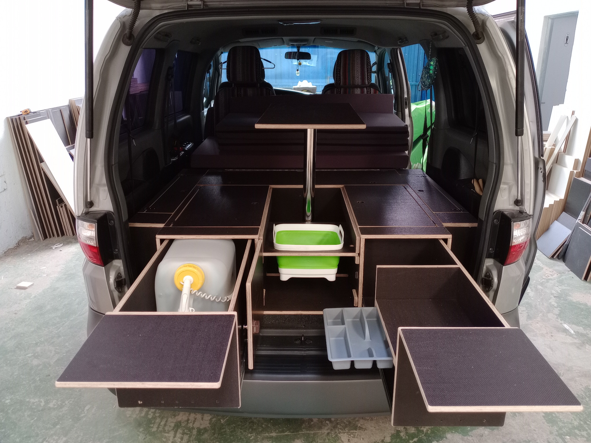 Camperización VW T5 Transporter a medida, estable y auto-instalable (concepto desmontable)