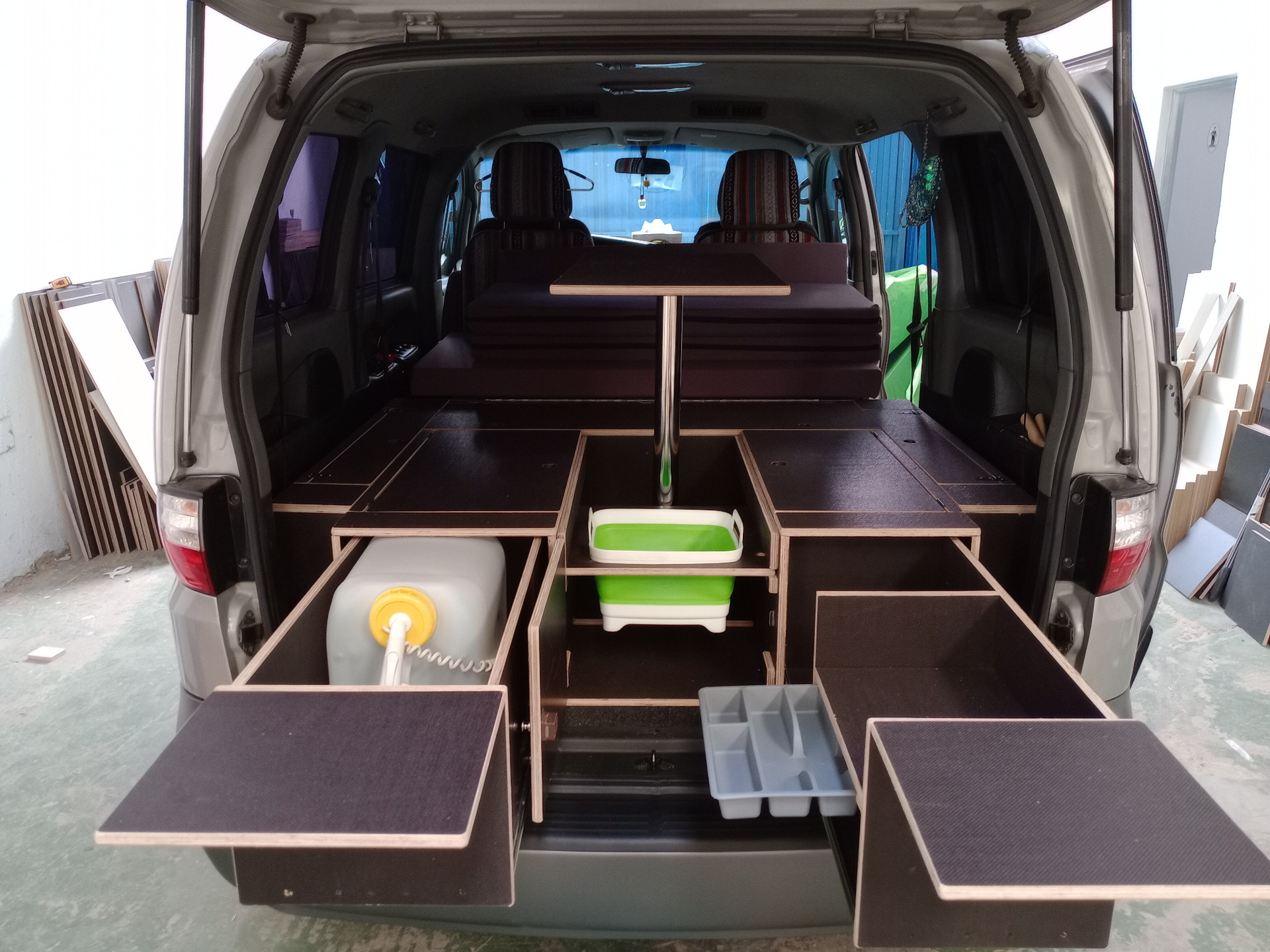 Camperización Hyundai H1 – mueble camper auto-instalable con reparto de peso estable y patas recogidas en el maletero.