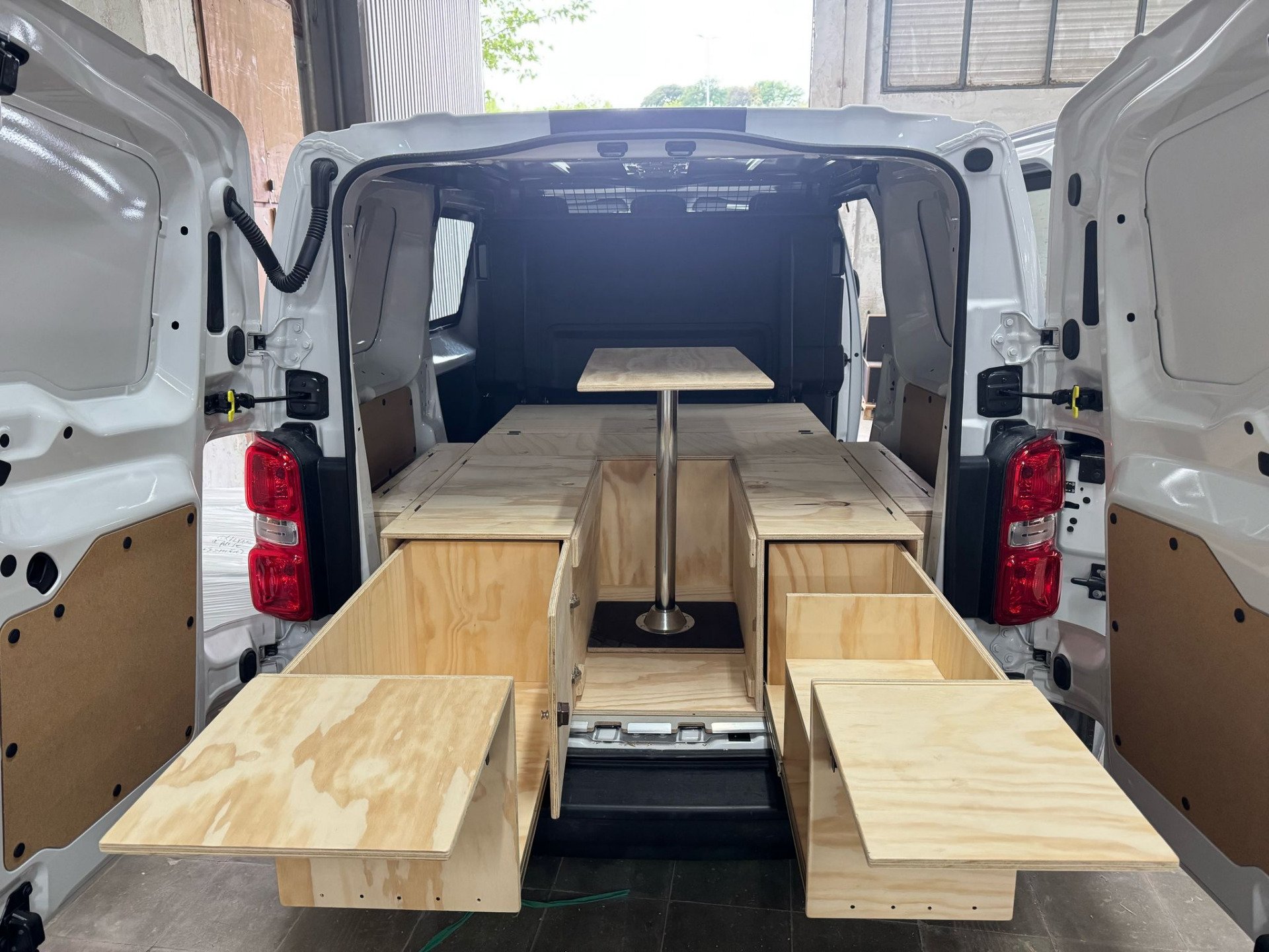 Kit Mueble Camper Peugeot Expert quita y pon con cama, mesa y cocina trasera