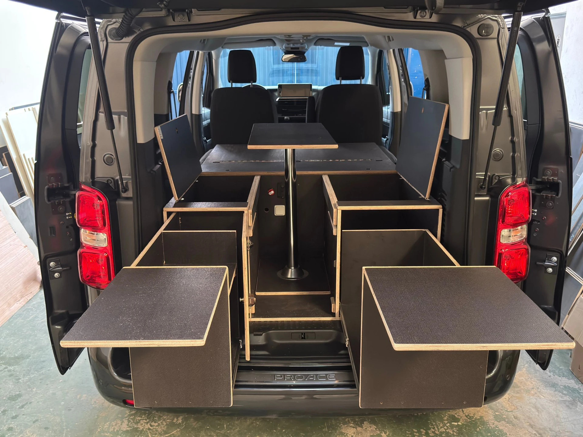 Mueble camper Ford Tourneo Custom con hueco para nevera Coolzone 35L y opción de cajón corredero