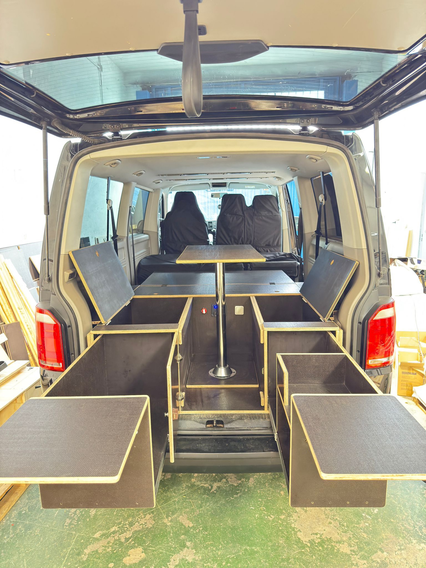 Camperizar Ford Tourneo Custom con cama plegable 1,85–1,90 m y cocina trasera (Kit Mueble Camper)