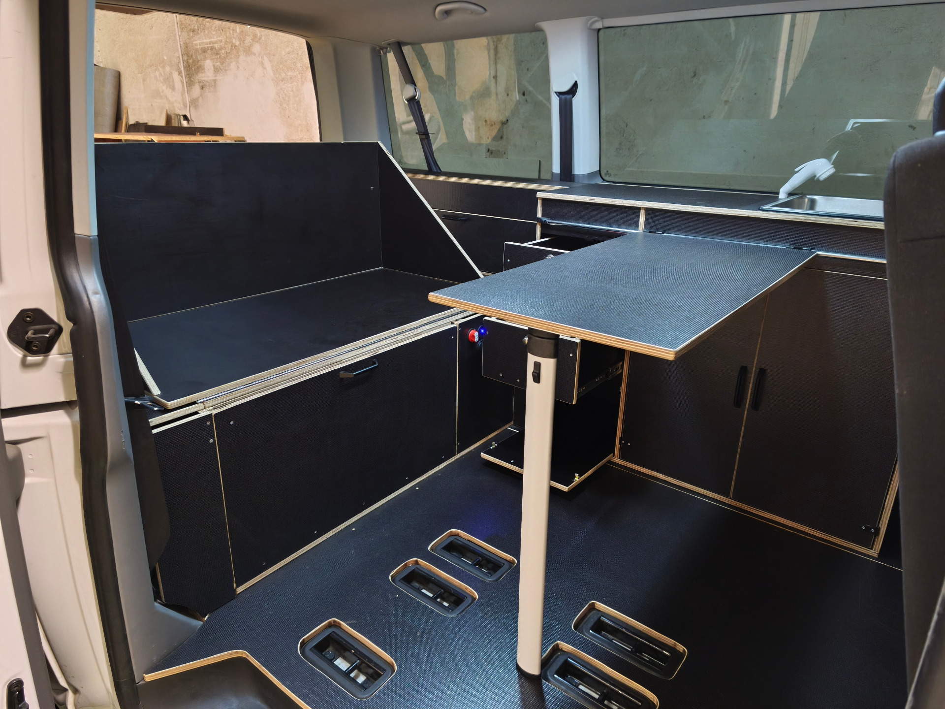 Camperizar Furgoneta con cama y salón interior