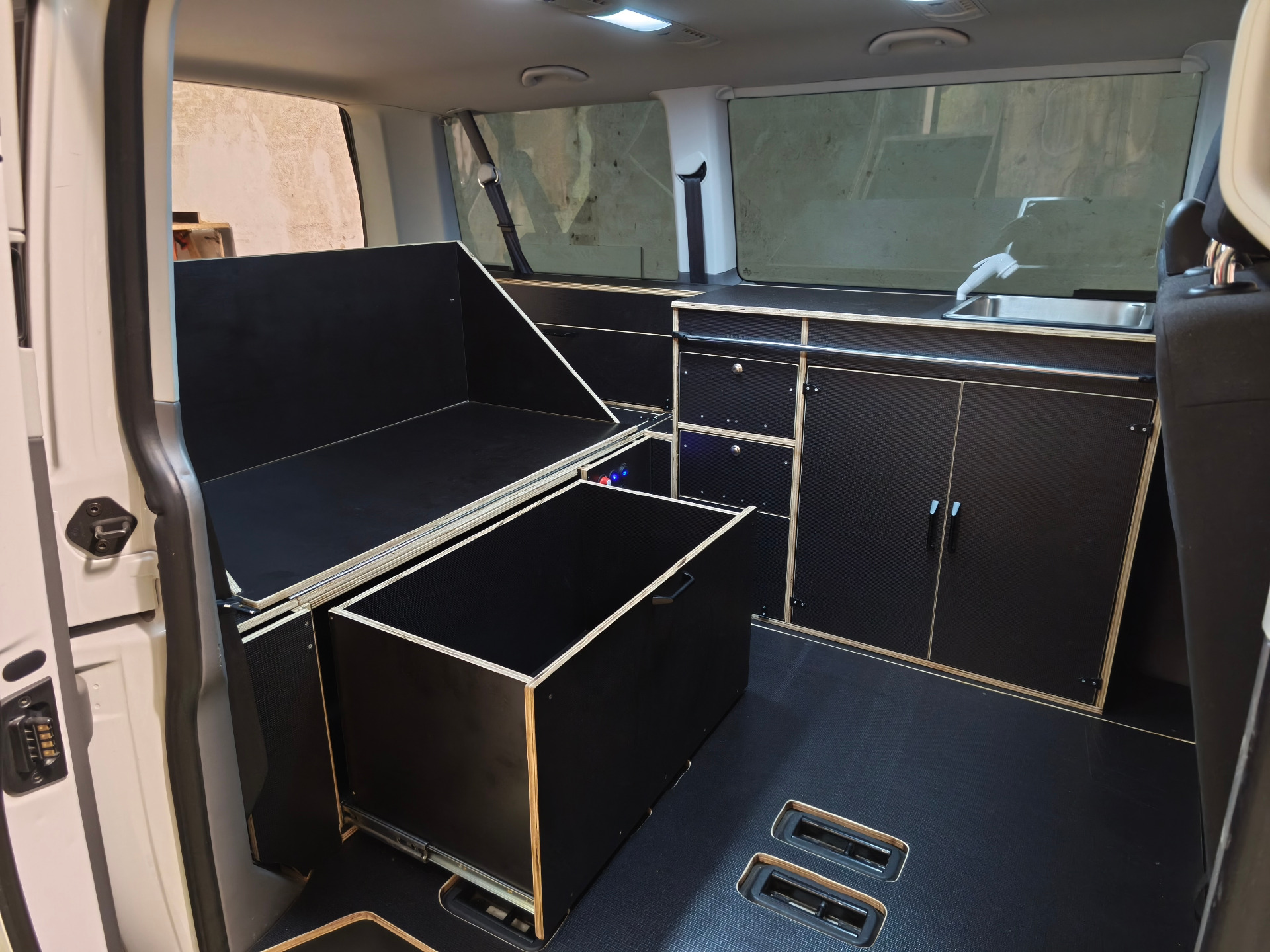 Camperización Express Furgoneta con nevera de compresor 35L y cajón corredero