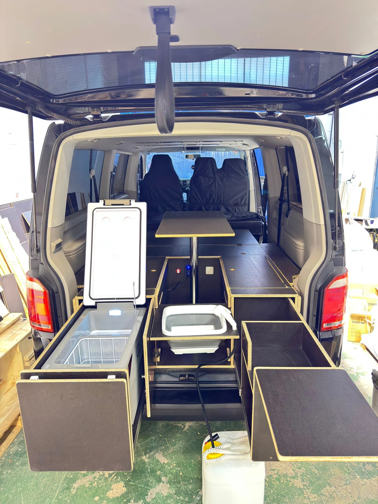 Kit mueble camper VW T4 Caravelle con cama 1,85–1,90 m, mesa multi-altura y cocina trasera con cajón Campingaz