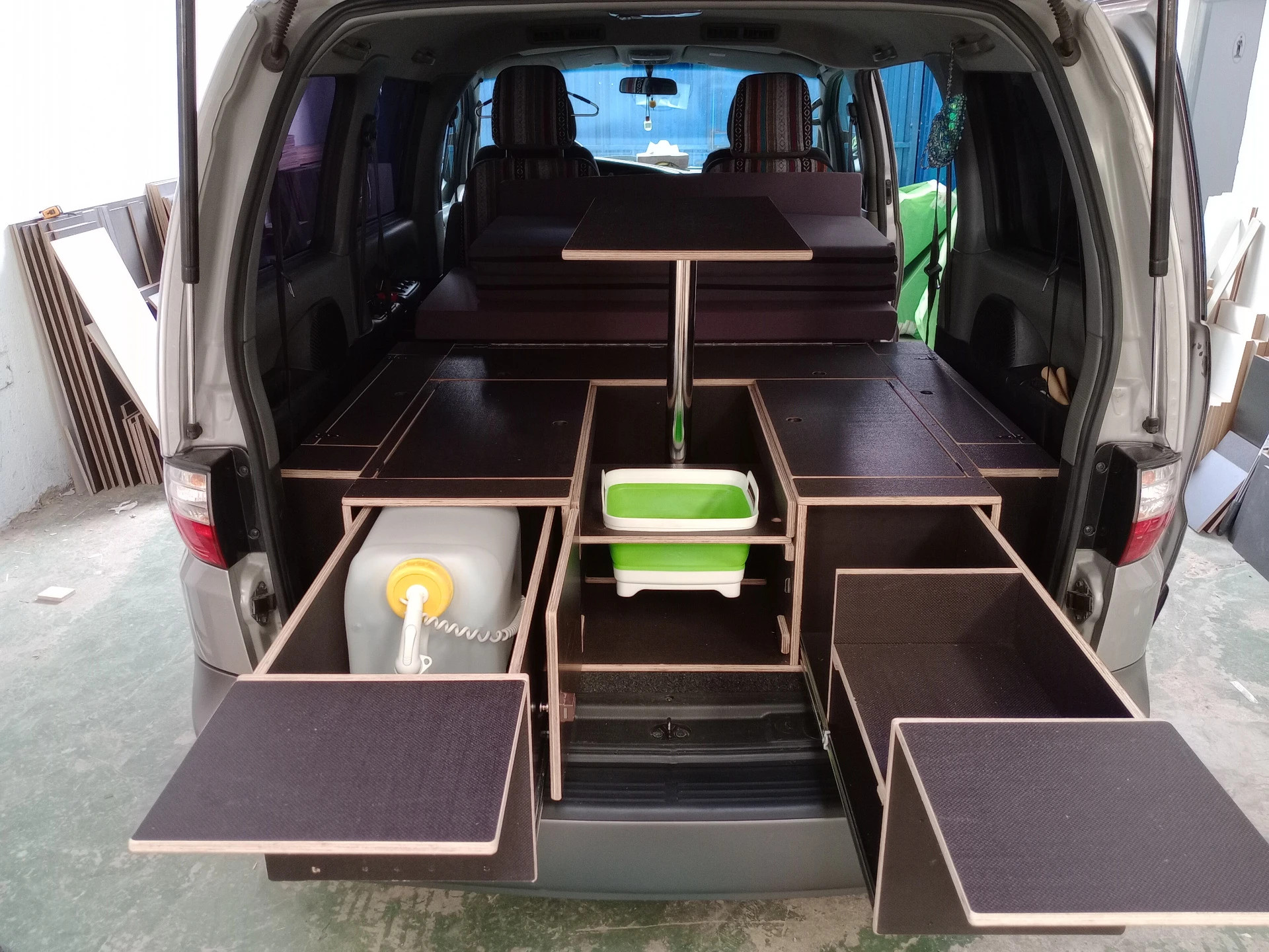 Kit Mueble Camper Hyundai H1 – módulo quita y pon con cama 1,85–1,90 m, mesa y cocina trasera Campingaz.