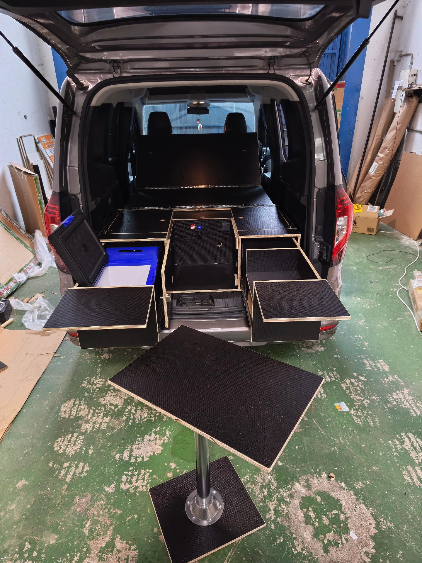 Renault Kangoo aménagé avec cuisine arrière, table multi-hauteur et pack matelas New Design