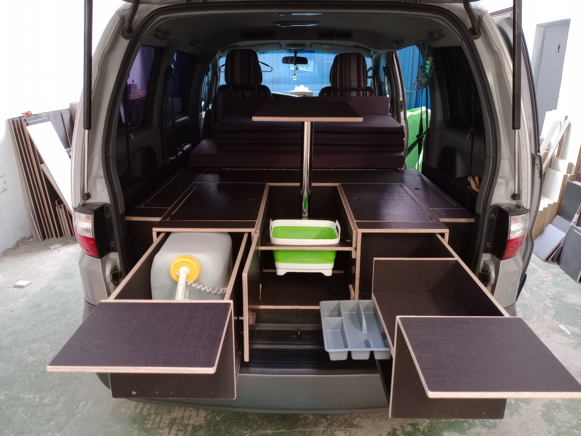 Meuble camper Hyundai H1 avec cuisine Campingaz, table et rangements