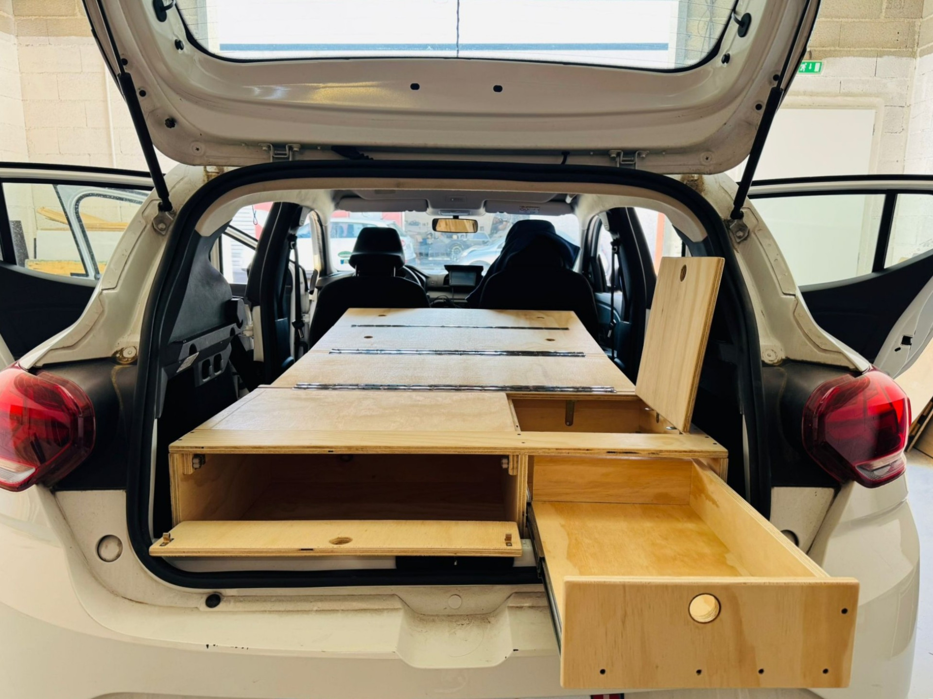 Rear kitchen drawer with one-burner Campingaz stove in Dacia Sandero camper kit