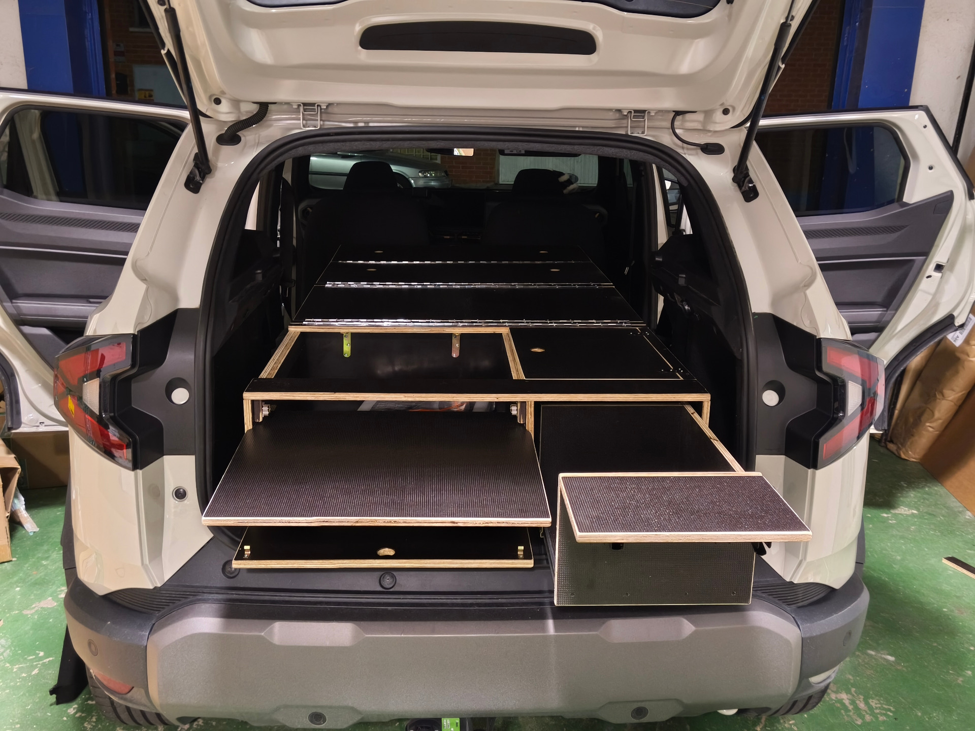 Dacia Duster camper kit with removable furniture, 180 × 110 cm bed and New Design mattress pack