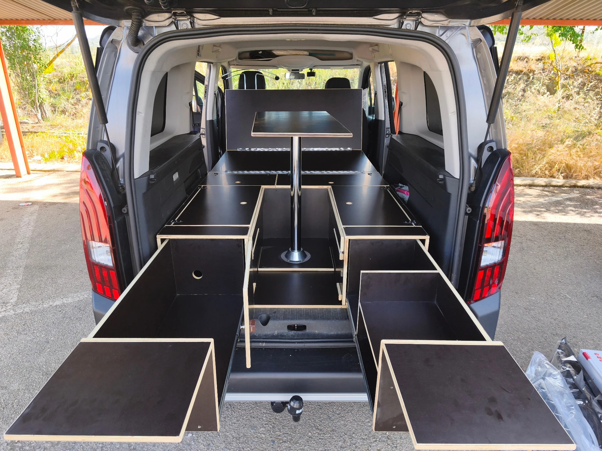 enault Kangoo Maxi camper box with bed extending up to approximately 210 cm and additional storage