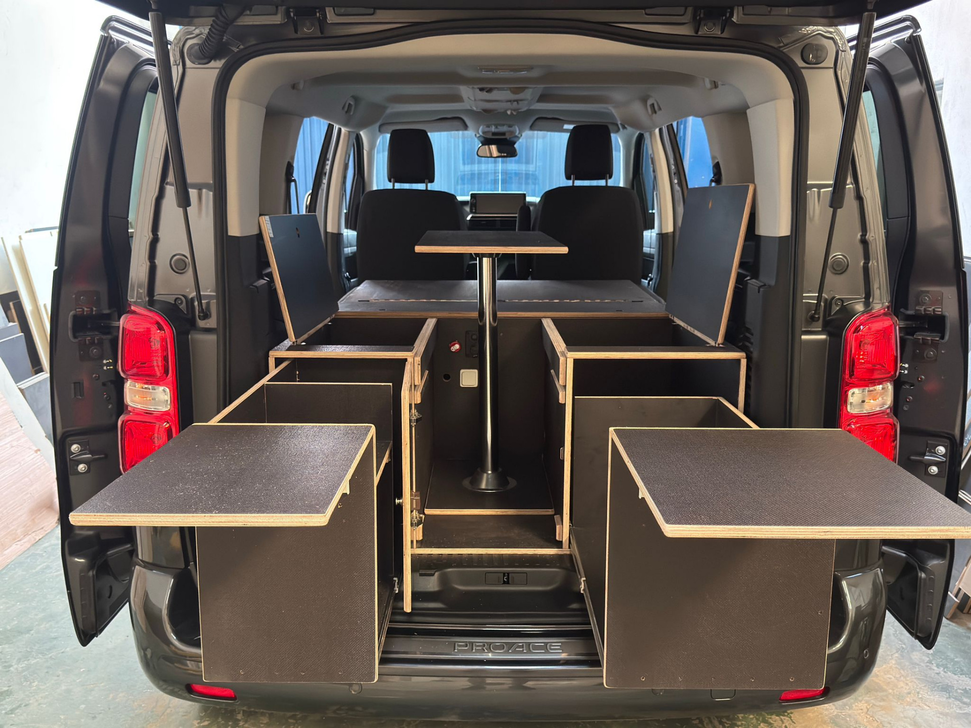 Removable camper kit for Peugeot Traveller with rear Campingaz kitchen drawer and multi-height table