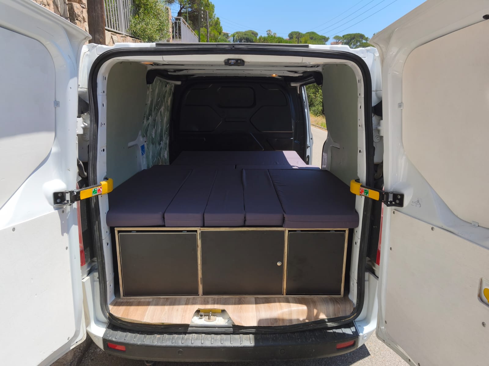 Ford Tourneo Custom camper furniture kit with 185–190 cm bed and dark grey mattress pack