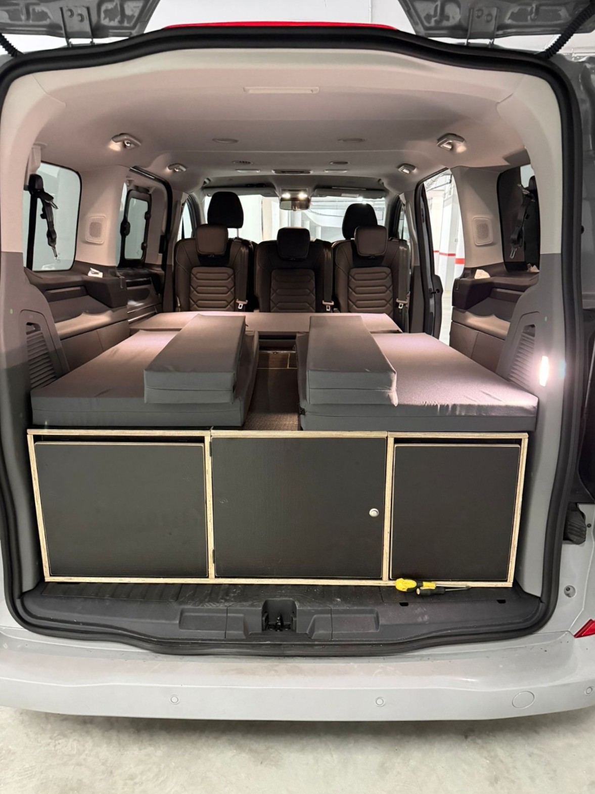 Mercedes V-Class camper furniture kit with 185–190 cm bed and dark grey mattress pack